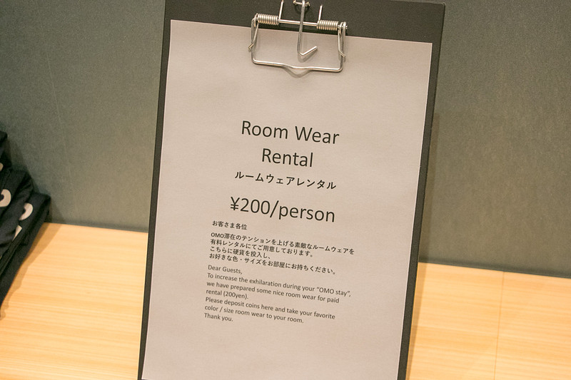 4階から客室へ上がるエレベータホールには部屋着やハブラシなどのアメニティ類が用意されていて、宿泊客は必要な分をここから持って行く