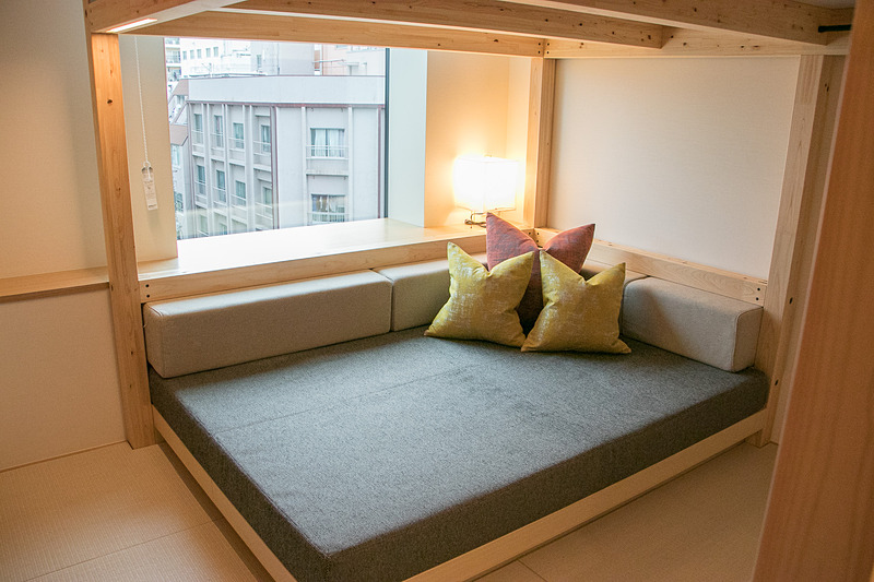 櫓の下はソファスペース。座ったり寝転がったりしてくつろげる
