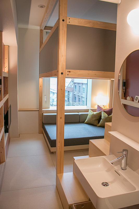 ユニバーサルデザインルーム1室を除く124室は「YAGURA Room」というコンセプトでデザインされている。広さは19m<sup>2</sup>で、テーマカラー以外の仕様は共通。室内にヒノキ材を使った櫓を設けて上をベッドスペース、下をソファスペースの2層構造として階段で行き来する