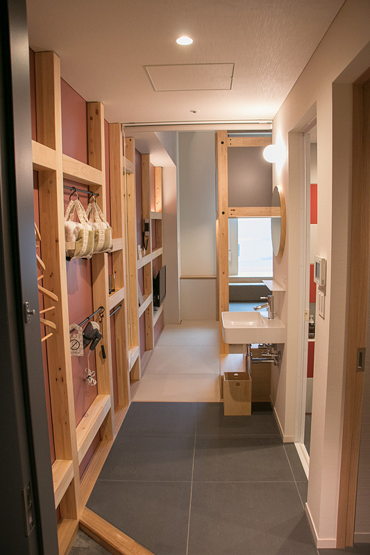 ユニバーサルデザインルーム1室を除く124室は「YAGURA Room」というコンセプトでデザインされている。広さは19m<sup>2</sup>で、テーマカラー以外の仕様は共通。室内にヒノキ材を使った櫓を設けて上をベッドスペース、下をソファスペースの2層構造として階段で行き来する