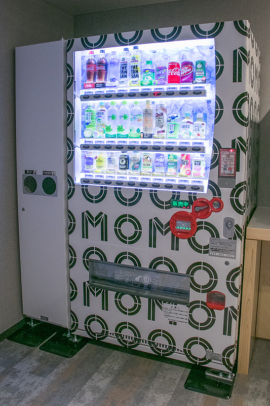 共用スペースに飲み物や追加のアメニティ類の自動販売機、洗濯機、アイロン・アイロン台などを用意している