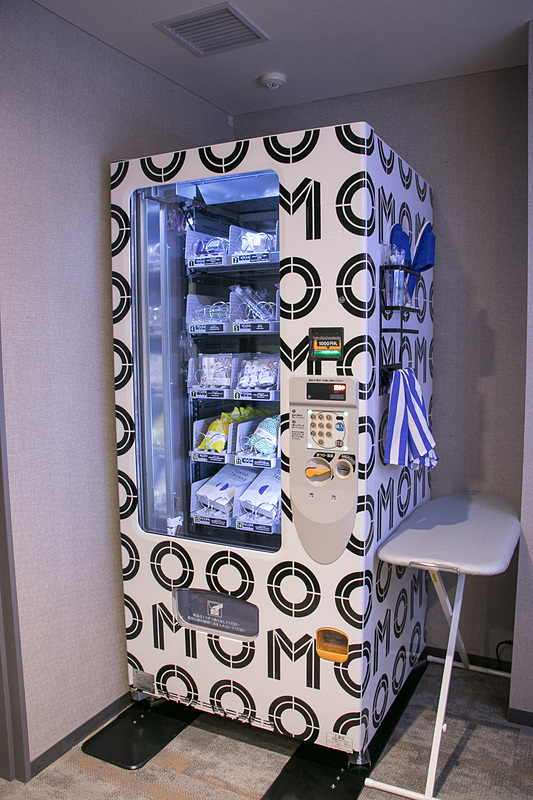 共用スペースに飲み物や追加のアメニティ類の自動販売機、洗濯機、アイロン・アイロン台などを用意している