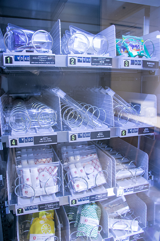 共用スペースに飲み物や追加のアメニティ類の自動販売機、洗濯機、アイロン・アイロン台などを用意している