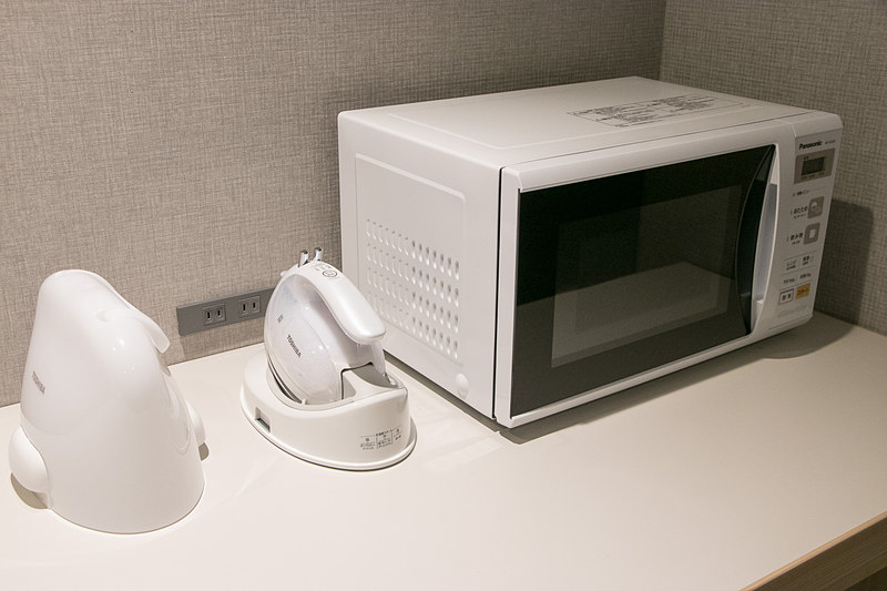 共用スペースに飲み物や追加のアメニティ類の自動販売機、洗濯機、アイロン・アイロン台などを用意している