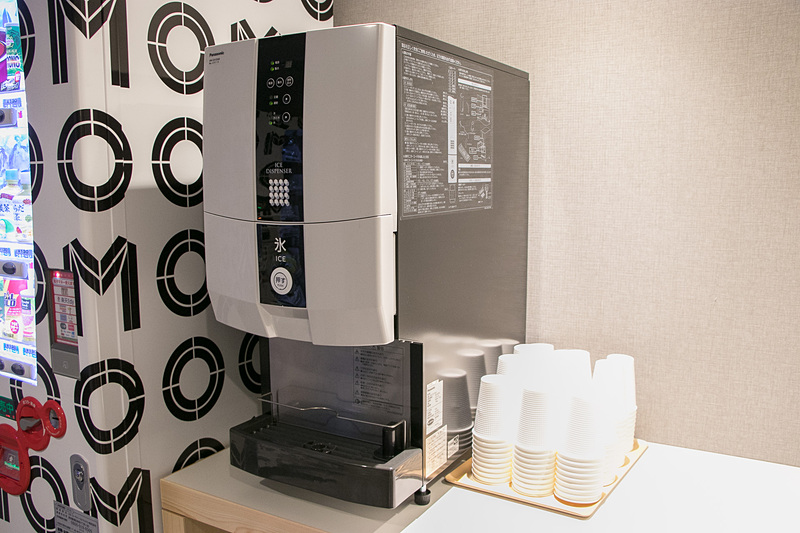 共用スペースに飲み物や追加のアメニティ類の自動販売機、洗濯機、アイロン・アイロン台などを用意している