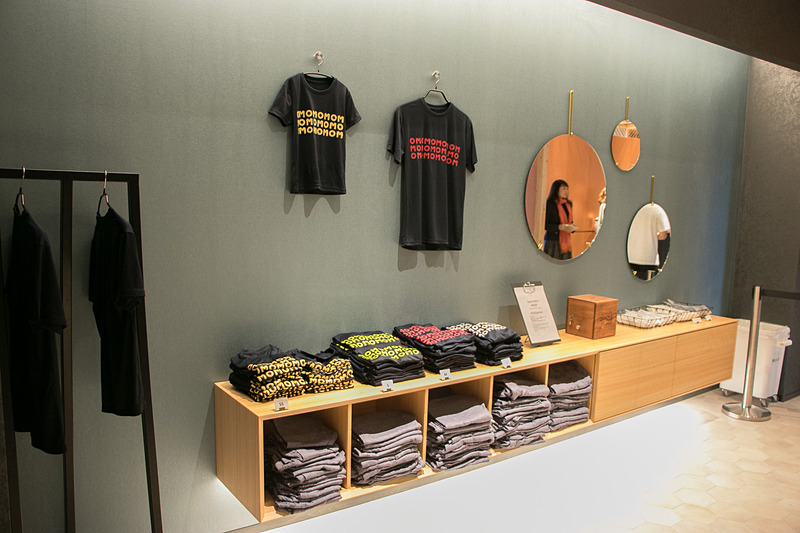 4階から客室へ上がるエレベータホールには部屋着やハブラシなどのアメニティ類が用意されていて、宿泊客は必要な分をここから持って行く