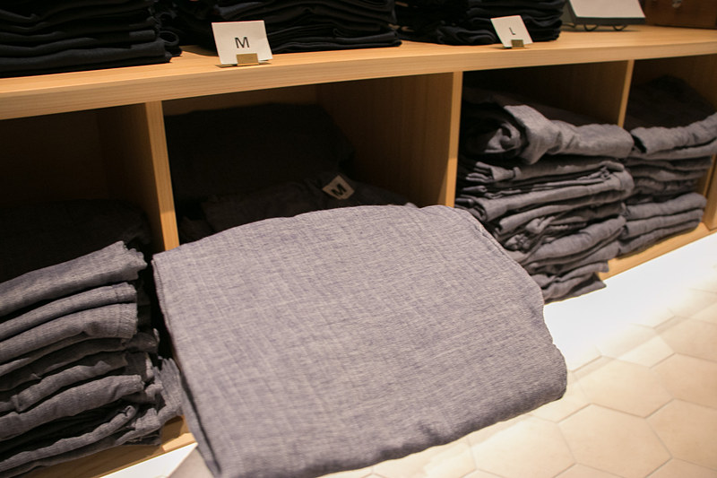 4階から客室へ上がるエレベータホールには部屋着やハブラシなどのアメニティ類が用意されていて、宿泊客は必要な分をここから持って行く