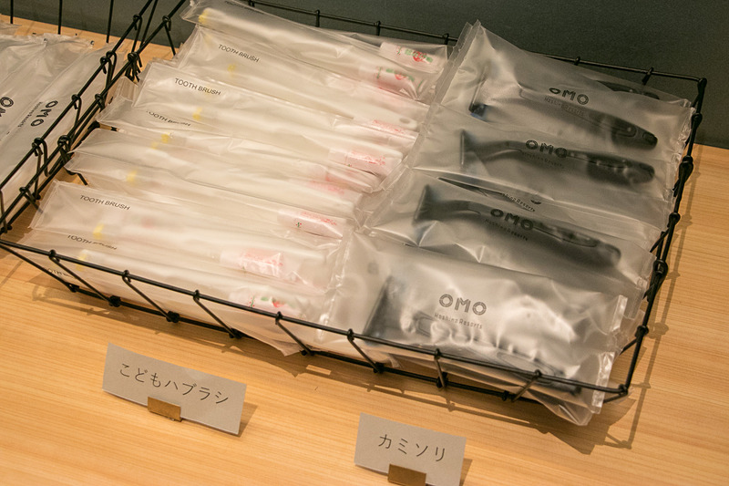 4階から客室へ上がるエレベータホールには部屋着やハブラシなどのアメニティ類が用意されていて、宿泊客は必要な分をここから持って行く