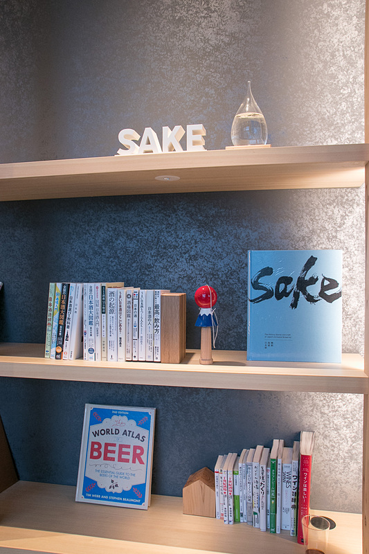 OMOベースでは誰でも閲覧できる本の展示や、大塚ならではの産品の販売も