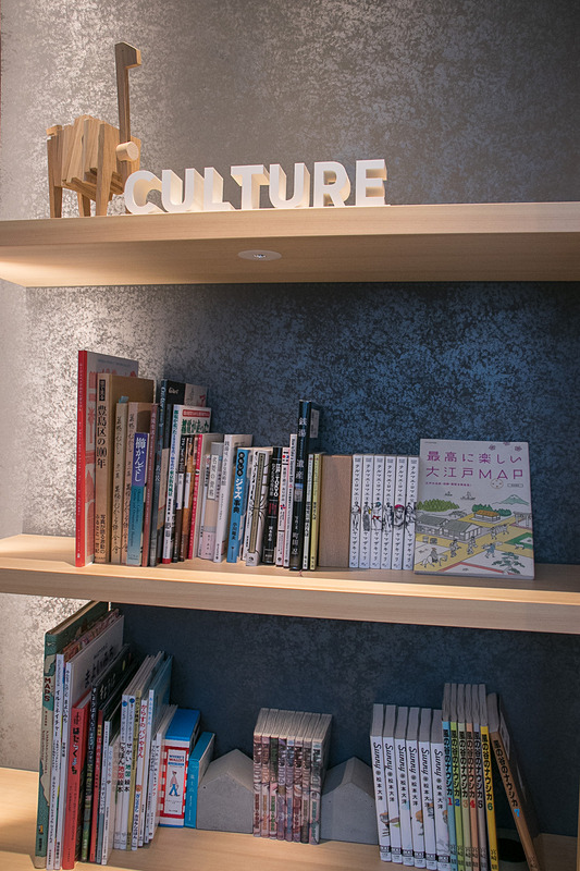 OMOベースでは誰でも閲覧できる本の展示や、大塚ならではの産品の販売も