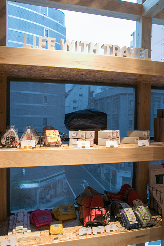 OMOベースでは誰でも閲覧できる本の展示や、大塚ならではの産品の販売も