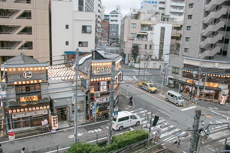 OMO5 東京大塚の4階から都電荒川線の向こうに「ba2」（大塚のれん街）が見える