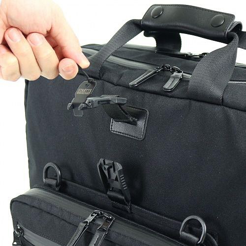 ポーチは片手で外せる