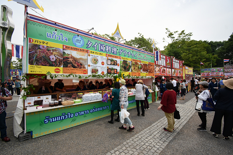 タイフェスの華といえばやはり飲食ブース。代々木公園の一帯が巨大なタイ料理レストランになったかのような賑わいだ