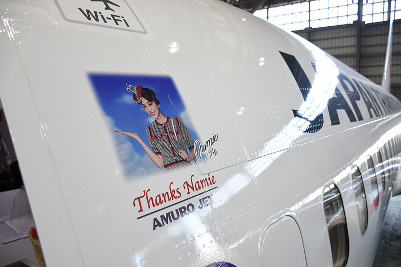 ドア横に安室さんのサイン入りデカール