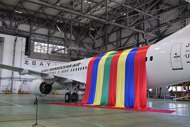 機体後方を幕で覆ったボーイング 737-800型機
