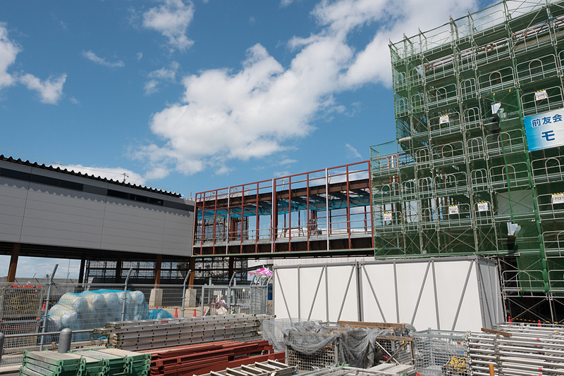 工事中のピア棟。これらは3階建てのバス棟部分