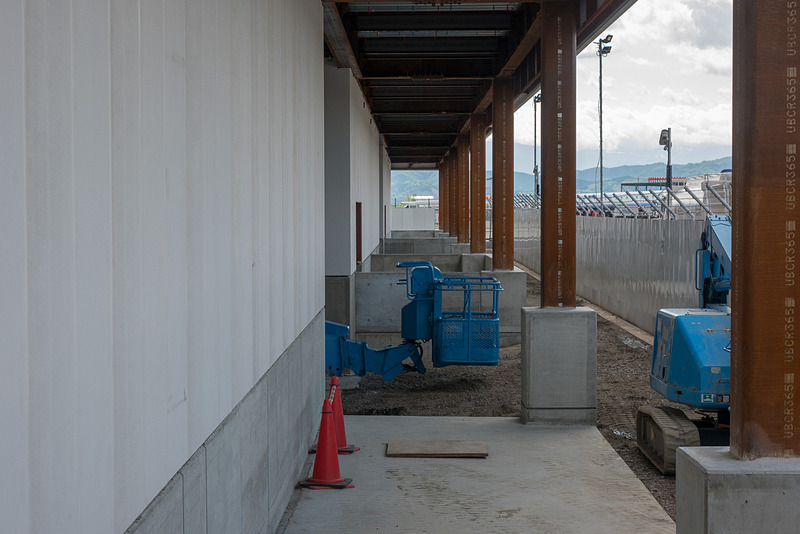 徒歩ゲートの1階出入り口部分。ここからエプロンルーフを通って航空機にアクセスする