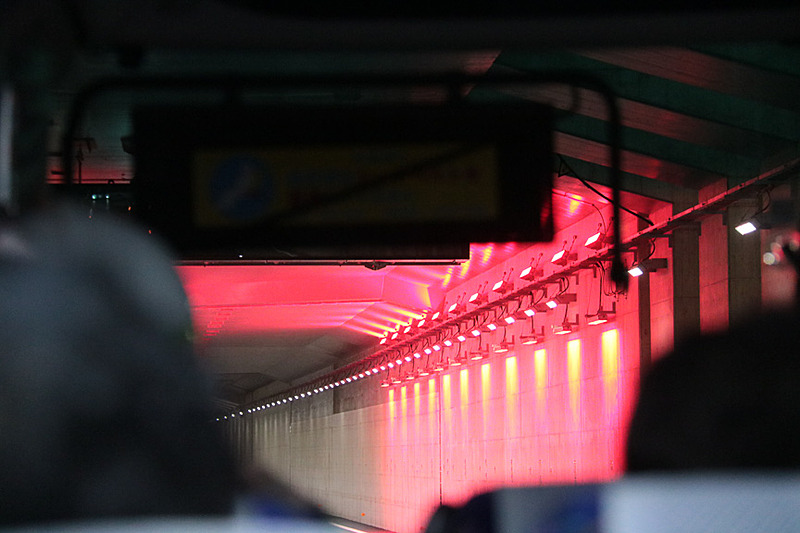 トンネル入口部で赤い警告灯を点灯させ、ドライバーに危険を知らせる「赤色警告灯」。そのインパクトは大きい