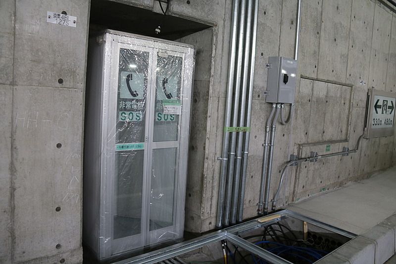 視認しやすい非常口の掲示や非常電話。取材時は設置作業が完了していなかったが、本線上にも非常電話や消火器は完備される