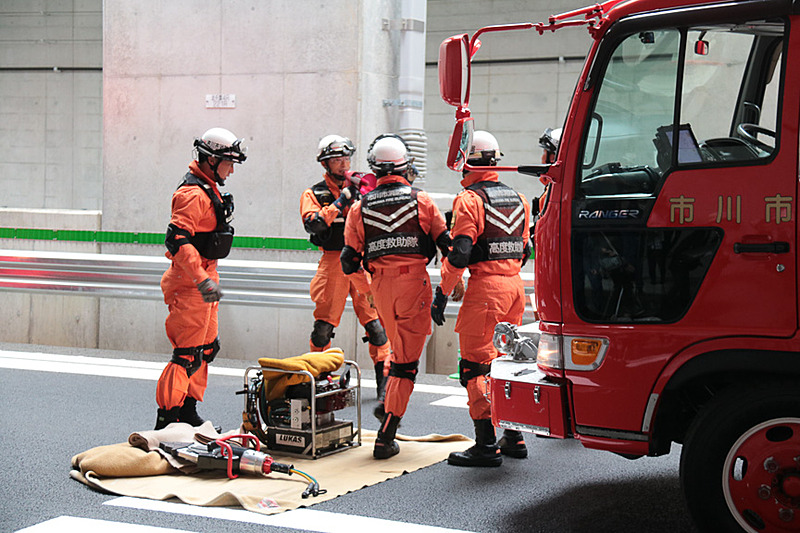取材時に行なわれていた消防訓練の模様。内回り市川北IC近辺の左コーナーでトラックとバスが接触、トラックのドライバーが自力で脱出できない想定だったので、市川消防署のレスキュー隊が到着してトラックのボディーを切断するためのエンジンカッターまで始動させる内容だった