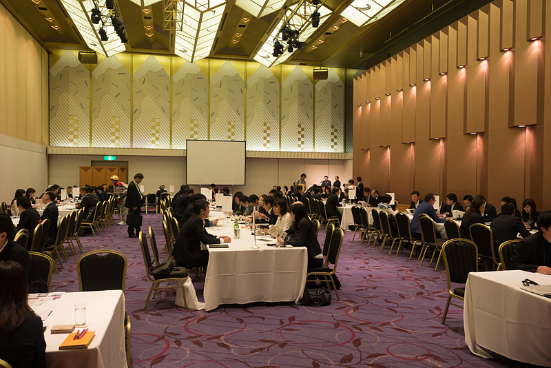 商談会には旅行会社19社が参加。徳島県内の施設関係者が各旅行会社のテーブルをまわってセールス活動を行なった