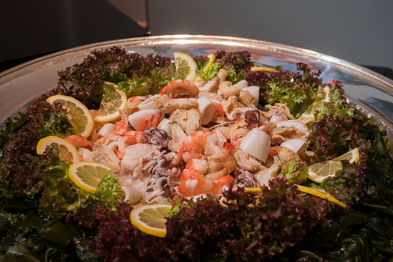 こちらは鳴戸の海の幸。写真左が鳴戸わかめのサラダ、写真右が鳴戸鯛のカルパッチョ