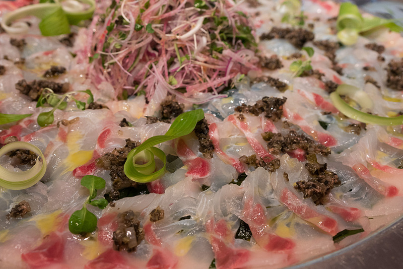 こちらは鳴戸の海の幸。写真左が鳴戸わかめのサラダ、写真右が鳴戸鯛のカルパッチョ