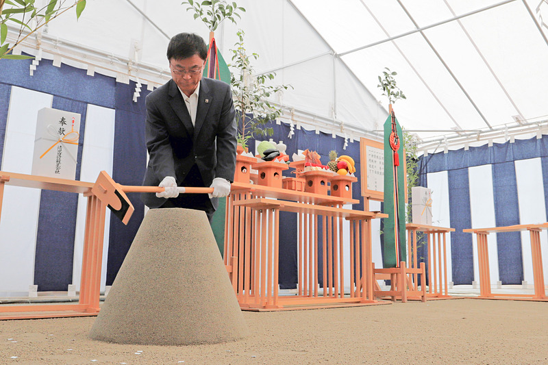 セントレアはLCC向けの新旅客ターミナルビル本格着工にあたり、安全祈願式を行なった。安全祈願式で鍬入れする中部国際空港株式会社 代表取締役社長の友添雅直氏