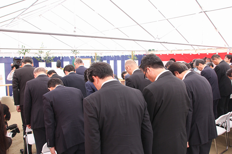 建設予定地となるセントレアの臨時駐車場跡地で安全祈願式が行なわれた