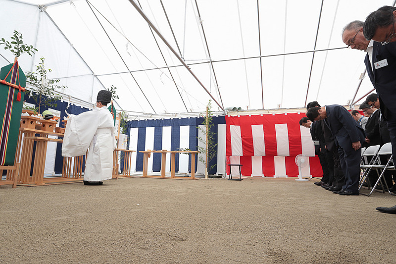 建設予定地となるセントレアの臨時駐車場跡地で安全祈願式が行なわれた