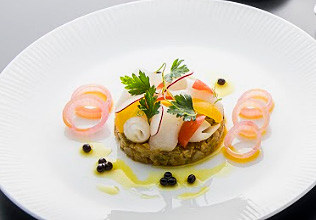 軽いスモークの紋甲烏賊と茄子のタルタル カレーとライム風味 宮崎キャビア1983添え