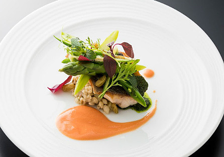 長崎県産イサキのムニエル フレッシュトマトとガーリックフレーバービストゥー