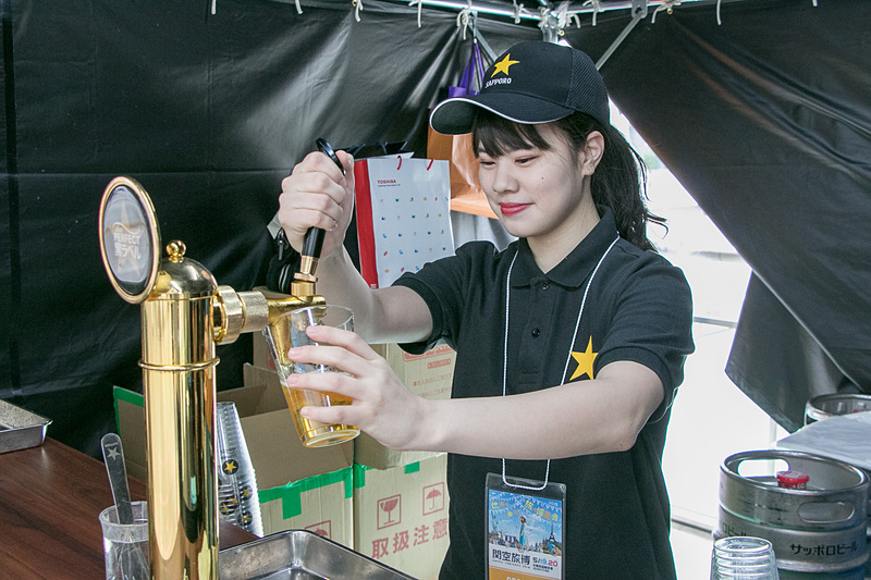 目の前で注いでくれる生ビールは格別