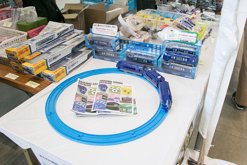 動く目覚まし時計「ラピート型動クロック」は通常1700円のところ1300円で販売