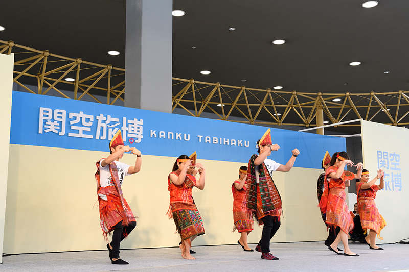 関西のインドネシアスタッフがステージで踊りを披露した