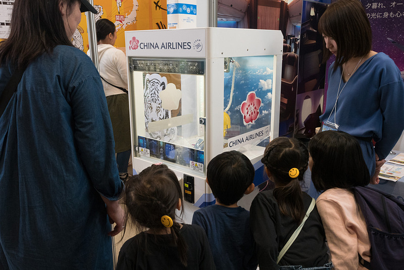 チャイナエアラインはコクピット風クレーンゲームを設置。景品をプレゼントしている