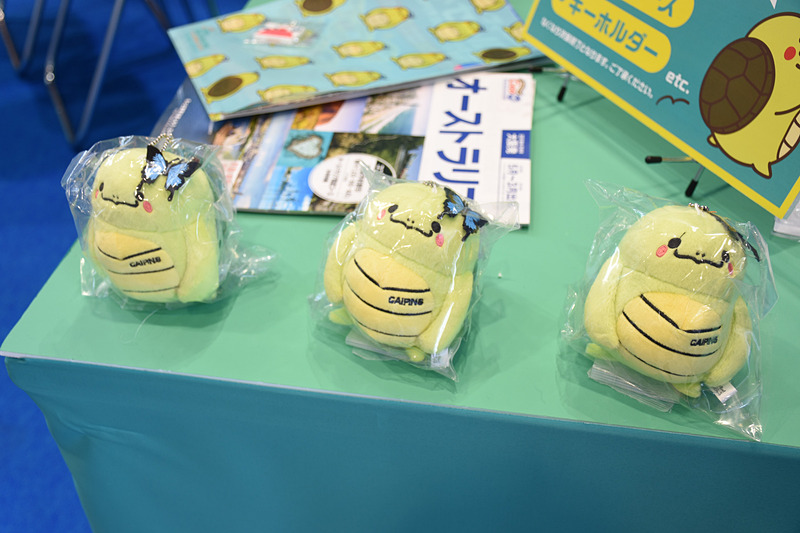 公式マスコットキャラクター「ケアッピ」の頭には、青い蝶「ユリシス」が止まっている