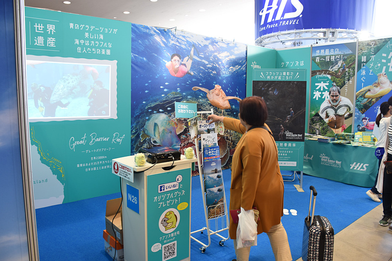 公式マスコットキャラクター「ケアッピ」の頭には、青い蝶「ユリシス」が止まっている