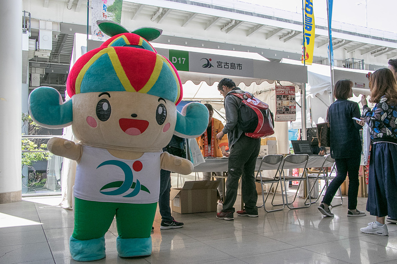 宮古島のマスコットキャラクター「みーや」がグリーティング