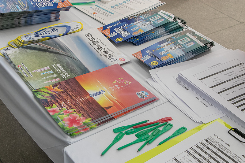 宮古島の観光パンフレットの配布や、アンケートに回答すると「雪塩」をプレゼントする企画などを実施