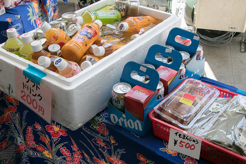 ソーキそば、サーターアンダギー、スナックパイン、パインジュースなどを販売している