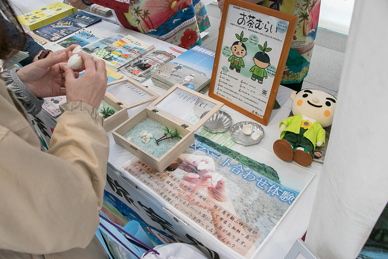 指宿市の知林ヶ島から持ってきた貝を使った「貝殻ハート合わせ体験」を実施