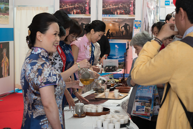 在大阪中国観光処のブースでは観光パンフレットを展開。お茶のふるまいなどのステージイベントも実施していた