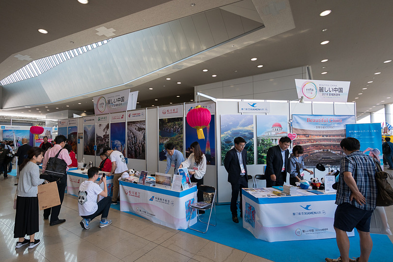 中国の航空会社が在大阪中国観光処と同じ島にブースを並べた