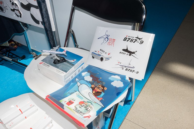 撮影した子供は的当てゲームに挑戦。的に当てれば、中国民航のボーイング 707型機モデルプレーンなどから好きなグッズをもらえる