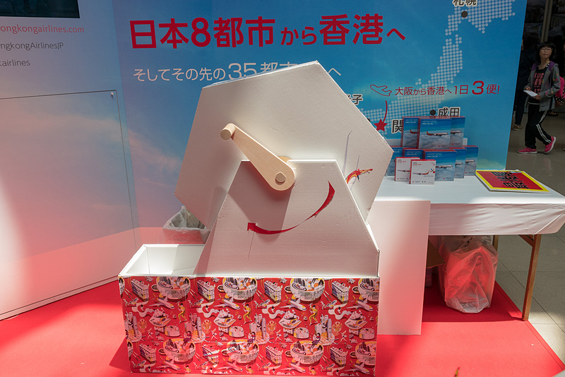 1時間に1回行なわれたガラガラ抽選会は多くの人を集めていた