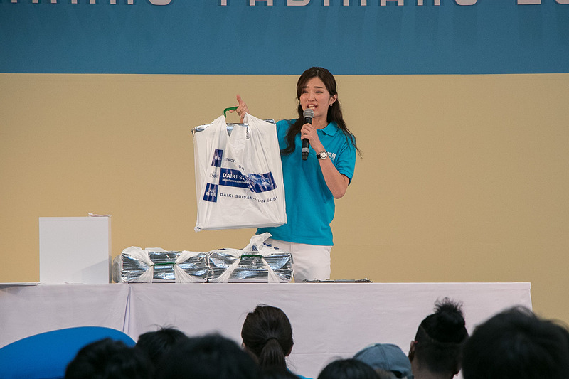 協賛企業からの賞品は、司会の3人が抽選を行ない当選者に賞品を手渡した