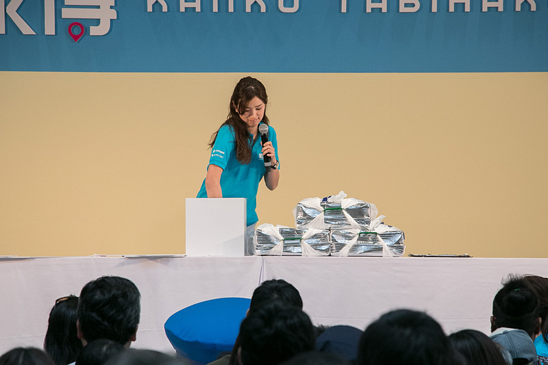 協賛企業からの賞品は、司会の3人が抽選を行ない当選者に賞品を手渡した