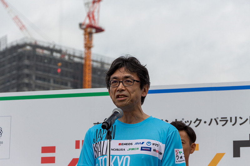 あいさつをする実行委員長の福地献一氏